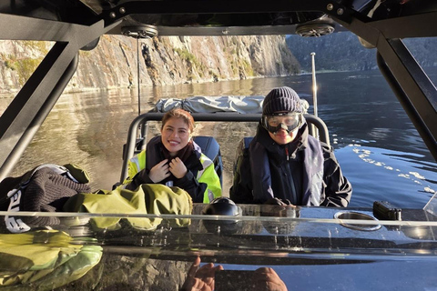 卑尔根：乘坐高级 RIB 船探索莫斯特罗门峡湾卑尔根：乘坐高级 RIB 船游览莫斯特罗门峡湾