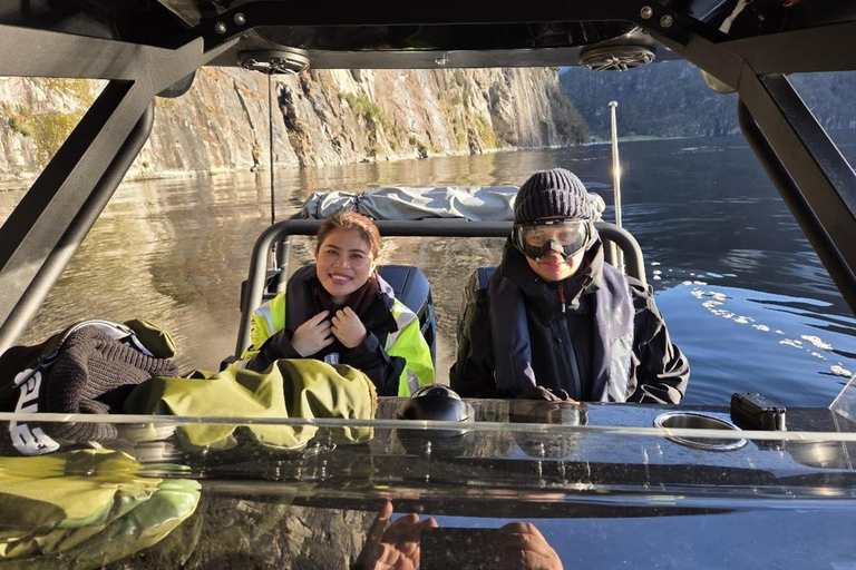 卑尔根：乘坐高级 RIB 船探索莫斯特罗门峡湾卑尔根：乘坐高级 RIB 船游览莫斯特罗门峡湾