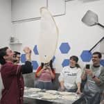 Napoli: preparazione della pizza con bevanda e antipasto inclusi