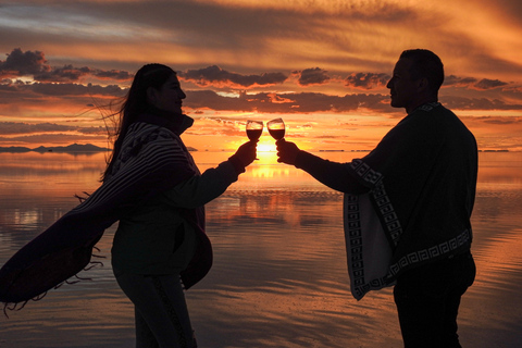 Uyuni: 3-Day Salt Flats, Lagoons, and Geysers Tour ENGLISH-SPEAKING GUIDE