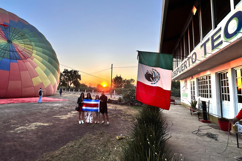 from MexicoCity:Balloon flight Over thepyramidsofTeotihuacanVuelo en globo aerostatico con traslado desde CDMX