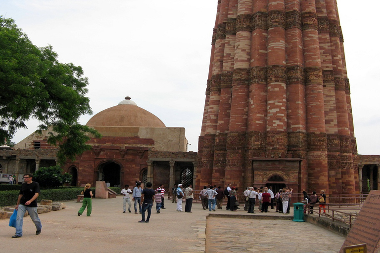 Tour di 7 giorni del Taj Mahal in India con safari delle tigri di RanthamboreTour con comoda auto con aria condizionata e solo guida locale