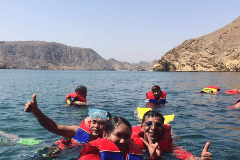 Muscat: escursione per l&#039;osservazione dei delfini e lo snorkeling