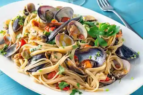 Catania: Pranzo privato in barca a vela