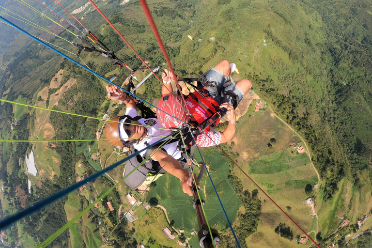 Parapente près de Medellin San Felix : Voler avec des photos et vidéos GoPro