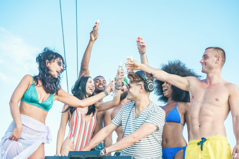 Atenas: Cruzeiro a nado com almoço, vinho e DJ ao vivo a bordo