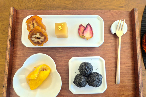 Seoul: Bukchon Hanok Village, Korean Tea Ceremony & Dessert