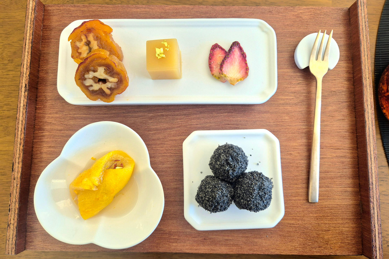 Seoul: Bukchon Hanok Village, Korean Tea Ceremony & Dessert