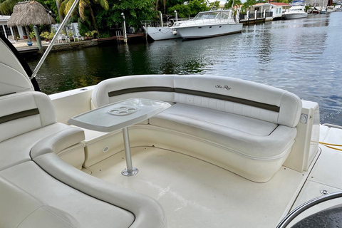 Miami: Private Yacht Charter with Drinks2-Hour Charter