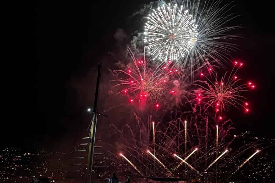 Atlantic Firework Festival auf einem traditionellen Boot mit offener Bar. Foto: GetYourGuide