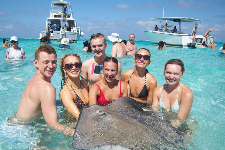 Grand Cayman: Catamaran Cruise with Stingray City & Snorkel
