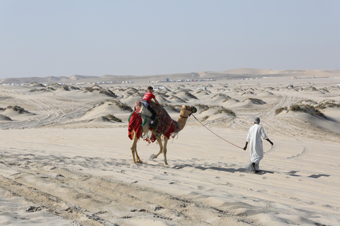 Doha; Ökensafari, kamelridning, sandboarding, InlandshavetÖkensafari vid solnedgången, vid inlandshavet