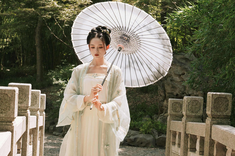 Hangzhou: Hanfu Portrait Shoot at West Lake 1-hour photoshoot