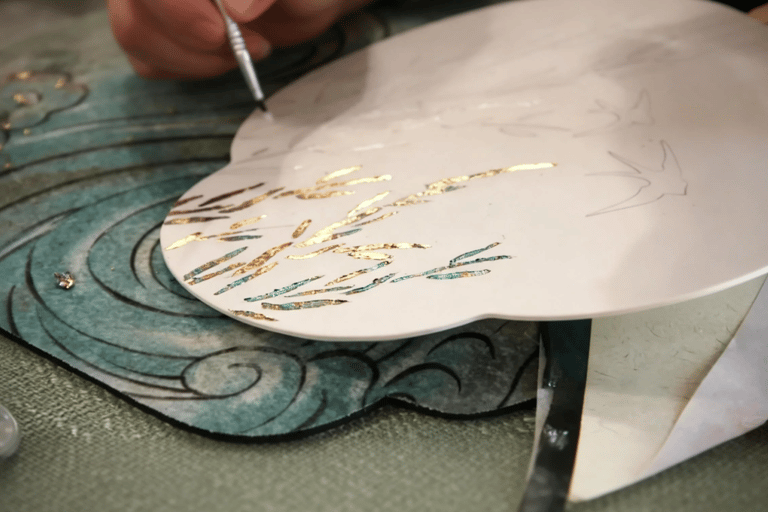 Guangzhou: Gold Leaf Fan Art Experience Guangzhou: Gold Leaf Fan Art Experience
