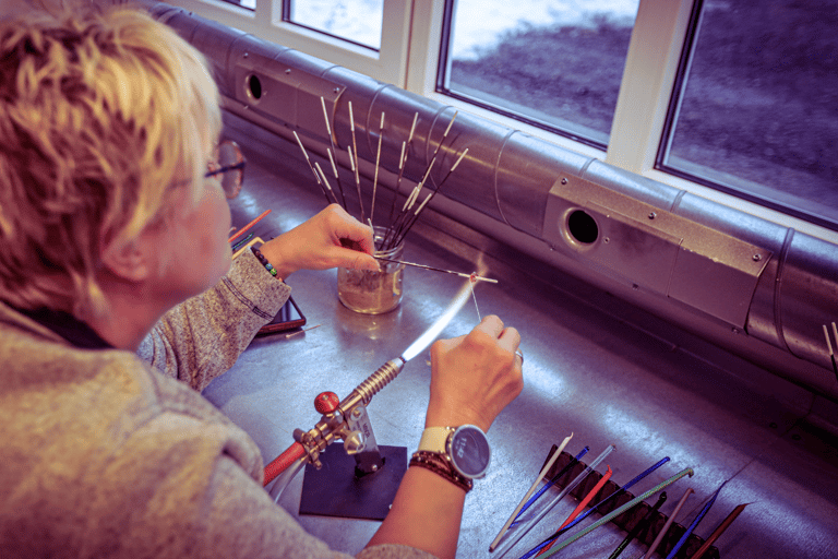 Kabelvåg: Laboratorio di gioielli in vetroKabelvåg: Laboratorio di gioielli in vetro - 1 ora