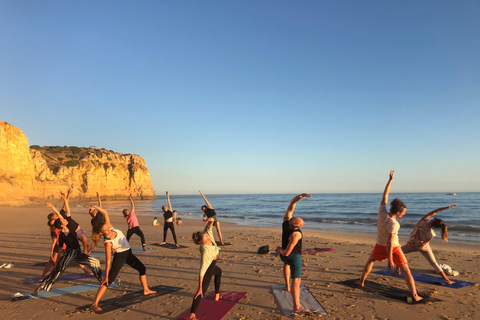 Yoga vid solnedgången på Lagos vackra strand av el Sol Lifestyle