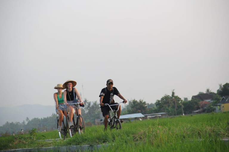 Yogyakarta : Classic Bike Tour with Lunch and Pickup