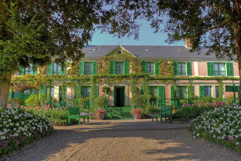 From Paris: Giverny and Versailles Private Full-Day Trip