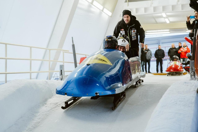 Experiência de passeio em pista de Bobsleigh e luge na LetôniaBob Profissional