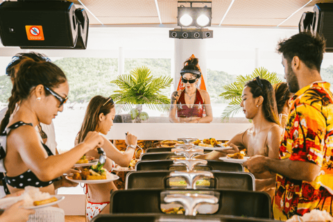 Pattaya: Festa do Pôr do Sol em Iate nas 3 Ilhas com DJ ao Vivo e BuffetPattaya: Festa ao pôr do sol em iate pelas 3 ilhas com DJ ao vivo e buffet