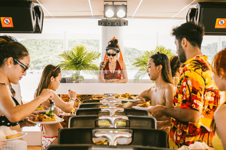 Pattaya: Festa do Pôr do Sol em Iate nas 3 Ilhas com DJ ao Vivo e BuffetPattaya: Festa ao pôr do sol em iate pelas 3 ilhas com DJ ao vivo e buffet