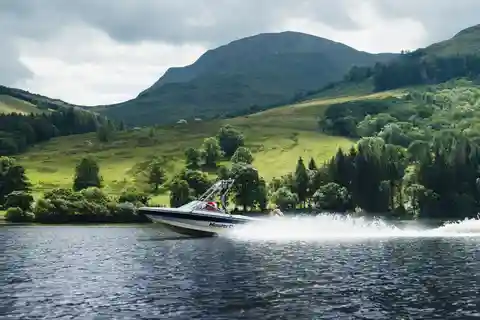Scozia: Tour in motoscafo di Loch Earn con fauna e castelli