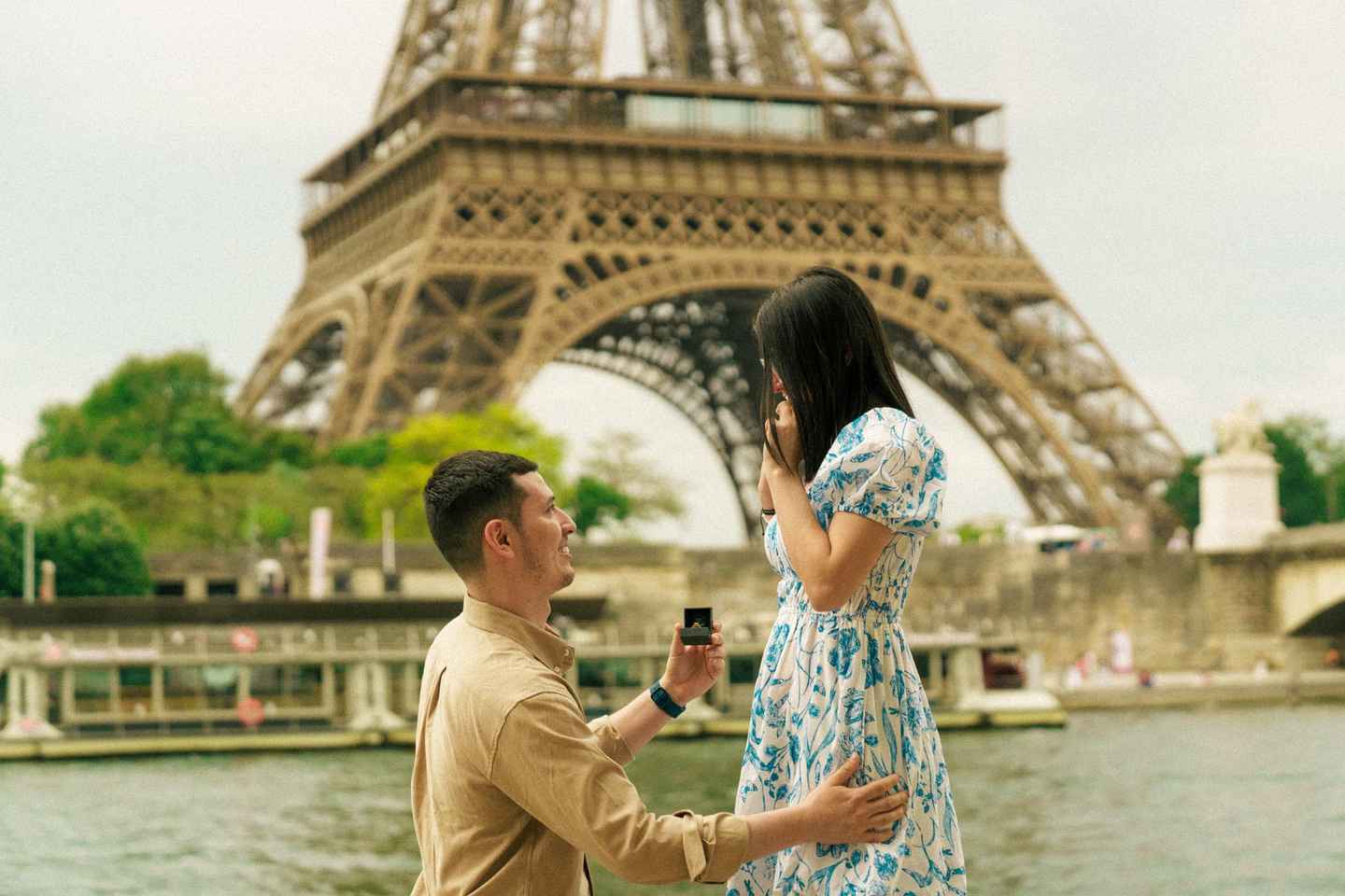 Paris: Eiffel Tower Vintage Photoshoot