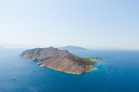 Atene: Crociera a nuoto con pranzo, vino e DJ a bordo