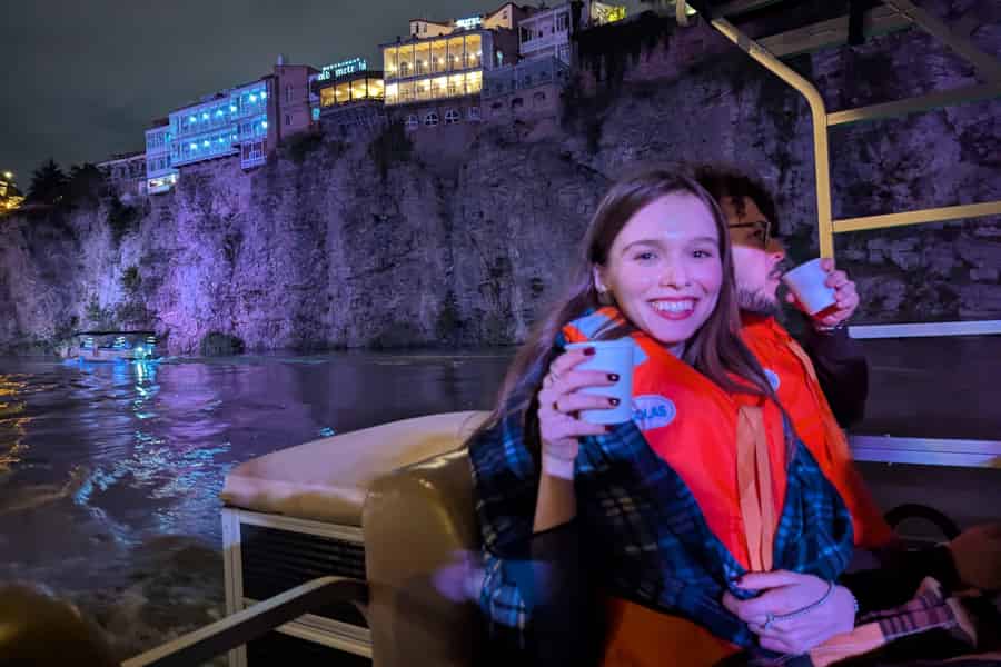 Tiflis: Abendlicher Rundgang mit Wein und optionaler Bootsfahrt. Foto: GetYourGuide Tiflis: Abendlicher Rundgang mit Wein und optionaler Bootsfahrt. Foto: GetYourGuide