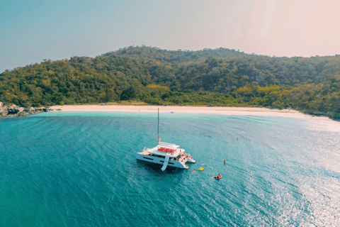 Pattaya: 3 Islands Hopping on Sailing Party Yacht and Buffet