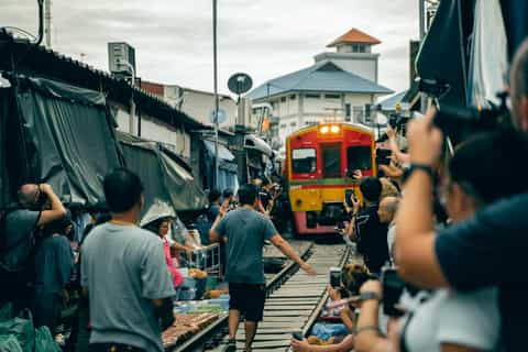 Bangkok : Train de Maeklong, marché flottant et temple du Dragon