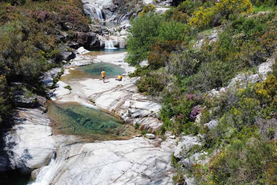 Porto: Schwimmen, Wandern, Picknick im Gerês-Nationalpark. Foto: GetYourGuide Porto: Schwimmen, Wandern, Picknick im Gerês-Nationalpark. Foto: GetYourGuide