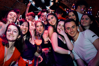 Madrid: Guided Pub Crawl Madrid Experience and Club Entry