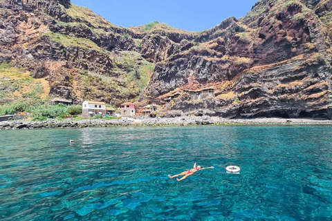Câmara de Lobos: Unvergesslicher Sonnenuntergang auf einem typischen Xavelha-BootCâmara de Lobos: Unvergesslicher Sonnenuntergang auf einem typischen Boot namens Xavelha