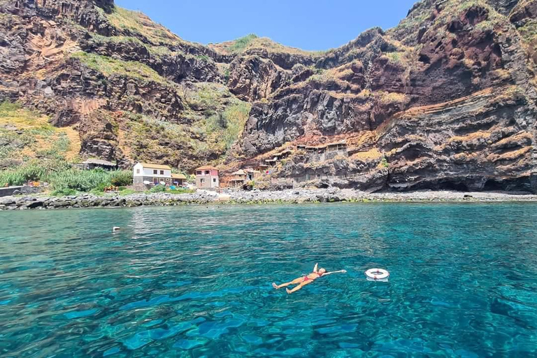 Câmara de Lobos: Unvergesslicher Sonnenuntergang auf einem typischen Xavelha-BootCâmara de Lobos: Unvergesslicher Sonnenuntergang auf einem typischen Boot namens Xavelha