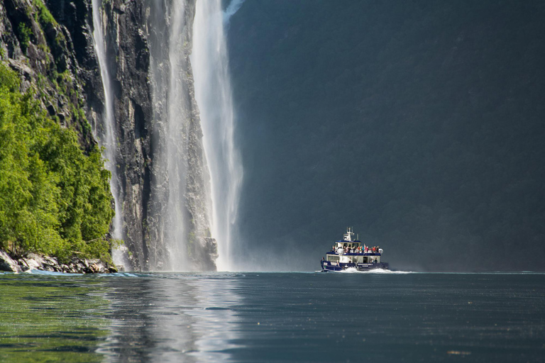 De Ålesund: Passeio de barco de ida e volta ao Geirangerfjord