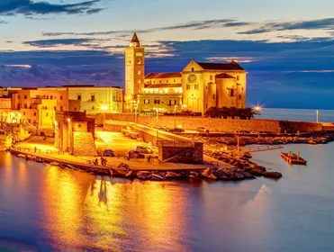TRANI UND CASTEL DEL MONTE: geführte Touren und Transfers ab Matera TRANI UND CASTEL DEL MONTE: geführte Touren und Transfers ab Matera