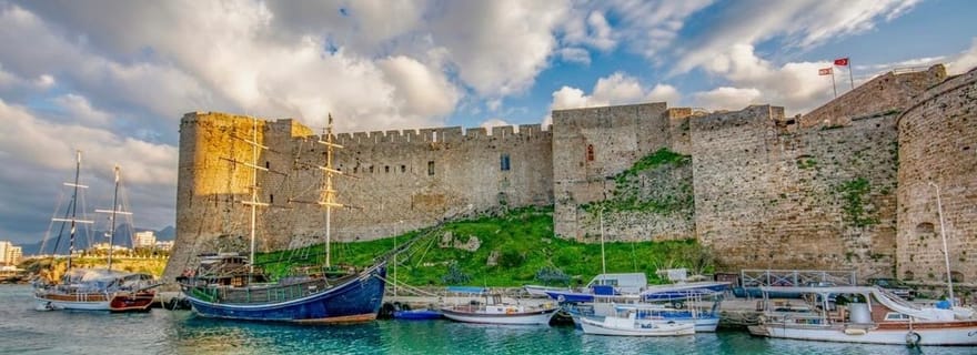 Depuis le nord de Chypre : Kyrenia, Château de St Hilarion, Bellapais