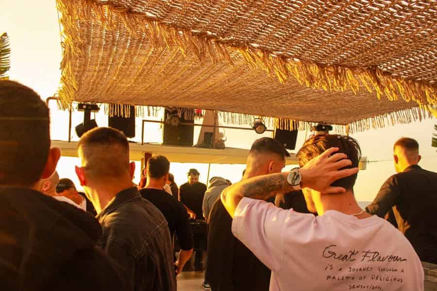 Rhodos: Bootsparty mit Live-DJ bei Sonnenuntergang am Wochenende mit Transfer. Foto: GetYourGuide