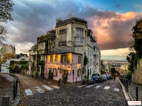 Walking tour through Montmartre to Sacré Coeur - Housity