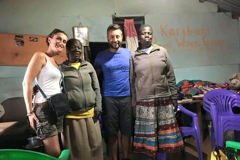 Nairobi: Excursão guiada de meio dia a pé pela favela de Kibera.Favela de Kibera: Excursões a pé de meio dia pela cidade de chocolate, Nairóbi