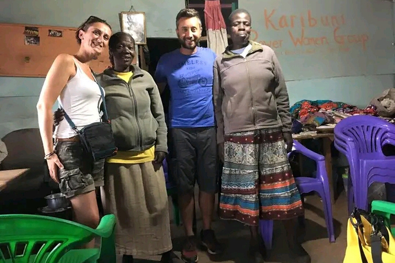 Nairobi: Excursão guiada de meio dia a pé pela favela de Kibera.Favela de Kibera: Excursões a pé de meio dia pela cidade de chocolate, Nairóbi