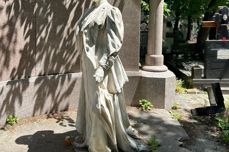 Bucharest: Bellu Cemetery Walking Tour with Guide