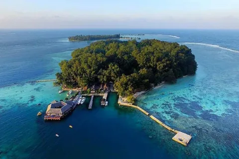 Jakarta: Pelangi Island Day Trip with Snorkel and Activities