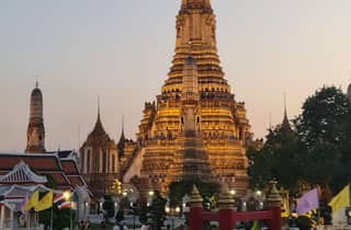 Bangkok: Städtetour bei Sonnenuntergang mit Flussfahrt und Lebensmittelmarkt