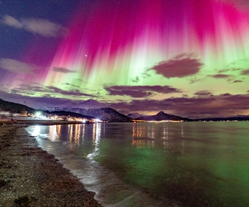 From Tromsø: Aurora Minibus Chase with Portrait and Hot Meal