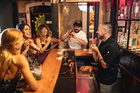 Barcelona: Cocktailkurs mit Mixologe & Tapas
