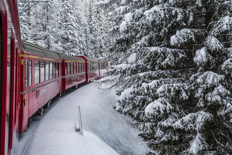 De Milan: excursion d'une journée en train au lac de Côme, à Saint-Moritz et à la BerninaDépart de l'arrêt de bus de la gare centrale
