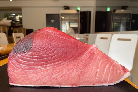 طوكيو: جولة في سوق تويوسو مع تقطيع التونة وصنع السوشي