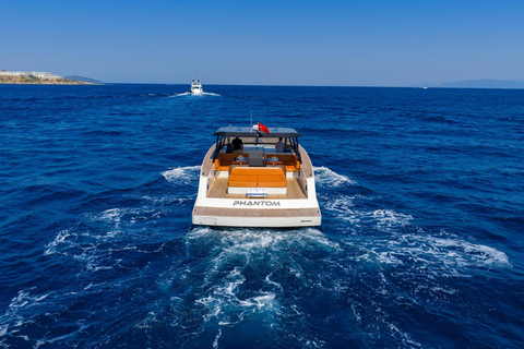 Yalıkavak: Private Yacht Cruise with Lunch & Drinks